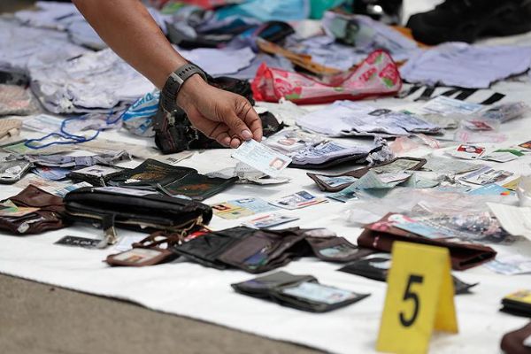 Endonezya'da düşen uçaktaki 52 yolcunun kimlik kartı bulundu