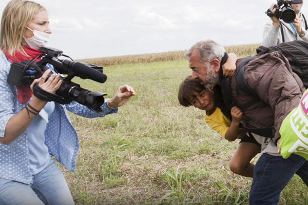 Mülteciyi tekmeleyen gazeteci suçsuz bulundu