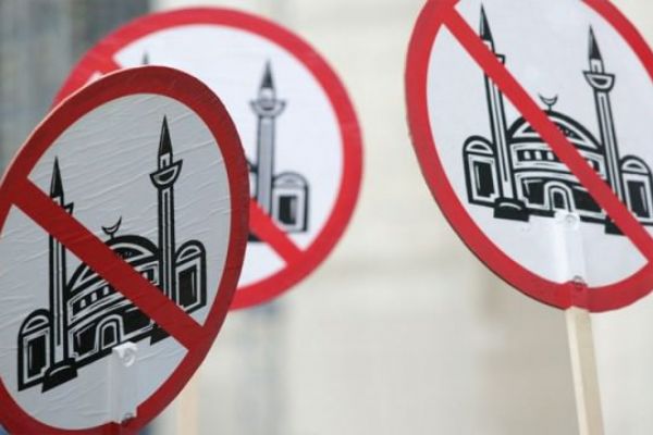 Hollanda'dan İslamofobik talep: Namazı öğretmeyin