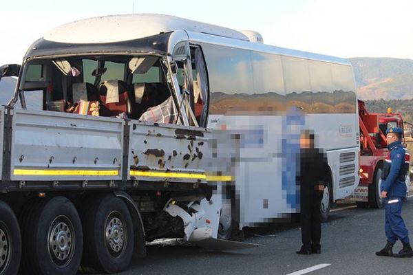 Yolcu otobüsü TIR'a arkadan çarptı, ölü ve yaralılar var