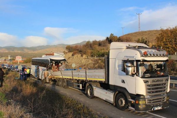 Yolcu otobüsü TIR'a çarptı: Ölü ve yaralılar var