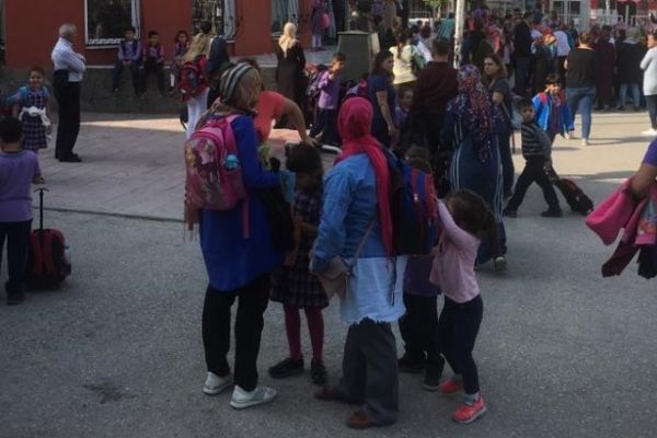 Öğrencileri taciz ettiği iddia edilen şahıs linç edildi