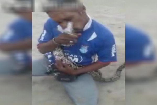 Yılanla şaka olmaz dedirten görüntü