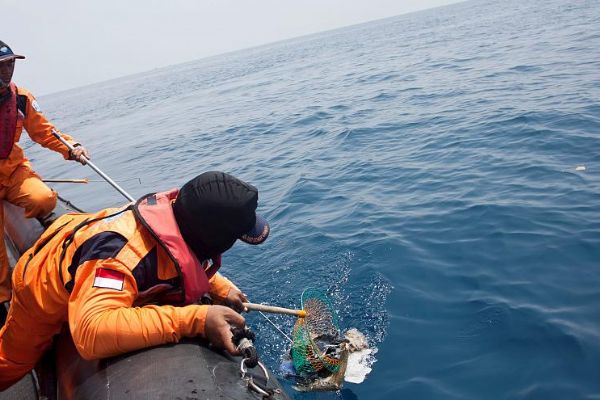 Endonezya’da düşen uçağın kara kutusu bulundu