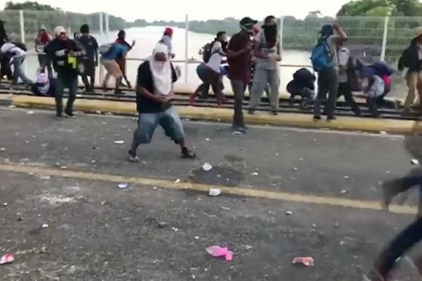 Guatemalalı göçmenlerle Meksika sınır polisi arasında çatışma