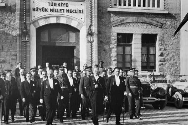 Saltanat ne zaman kaldırıldı?