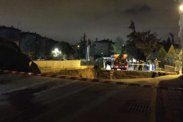 Ümraniye'de inşaat alanı yanındaki yolda göçük