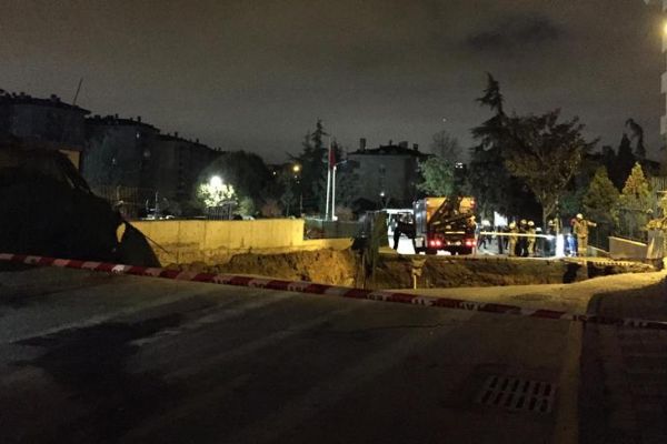 İnşaat alanında göçük, 2 güvenlik görevlisi göçük altında kaldı