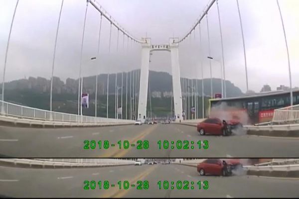 Çin'de yolcu ve şoför arasındaki atışma, otobüsün köprüden uçmasına neden oldu