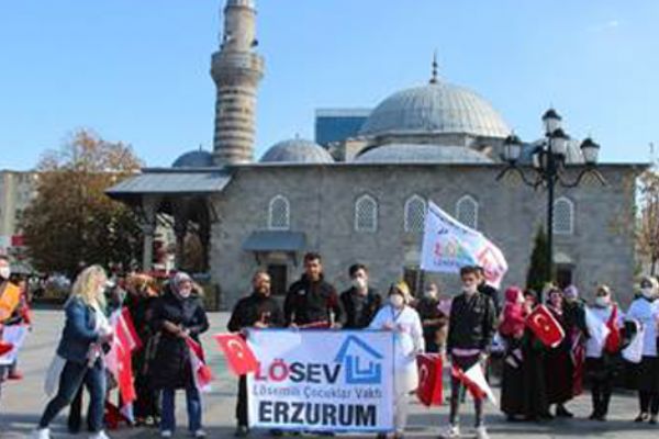 Lösemi hastalarına destek! Maske takarak yürüdüler