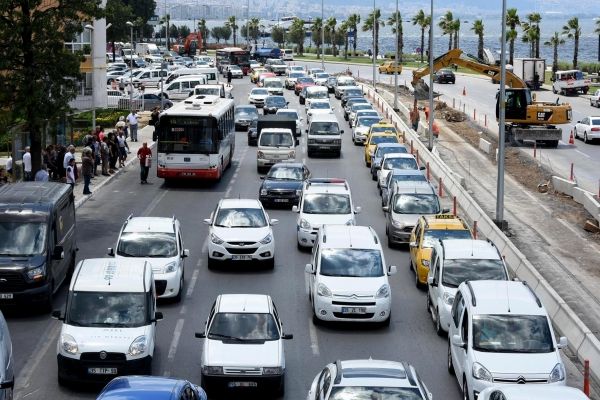 İzmir'de trafiğe kayıtlı araç sayısı arttı