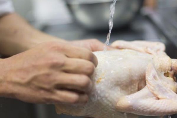 Tavuğu bu şekilde tüketirseniz gıda zehirlenmesi riski artıyor!