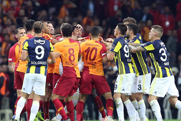 Maçtan sonra çıkan kavgada 3 futbolcuya kırmızı kart