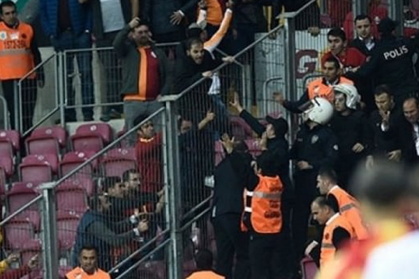 Derbide güvenlik görevlisi hastanelik oldu