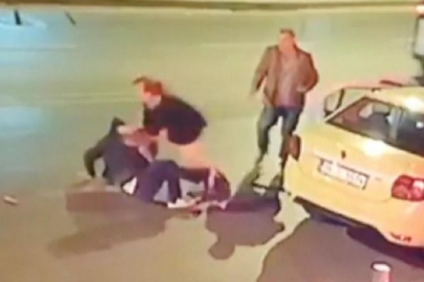 Kadın yolcu, taksiciyi yol ortasında dövdü