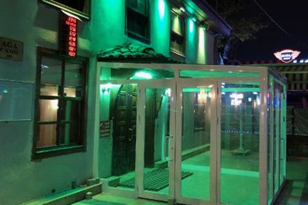 Tarihi camiye, PVC'den giriş kapısı koydular