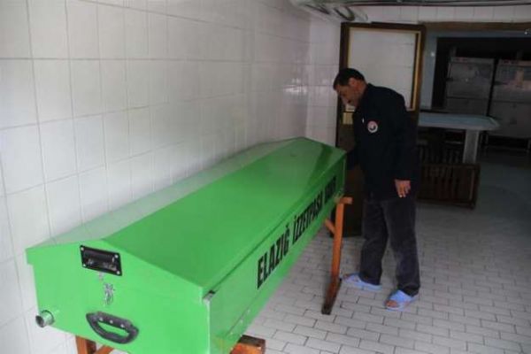 43 yıldır gasilhanede ölüleri, ücretsiz yıkayıp kefenliyor