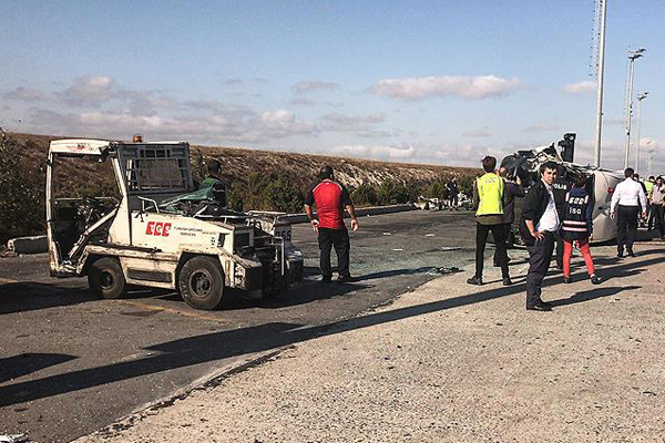 Atatürk Havalimanı'nda servis araçları çarpıştı: 9 yaralı