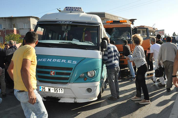 İzmir'de kamyon yolcu minibüsüne çarptı: 1 ölü, 12 yaralı