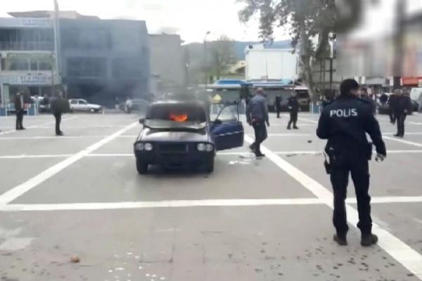 Patlayan arabadan hiçbir şey olmamış gibi çıkıp yoluna devam etti