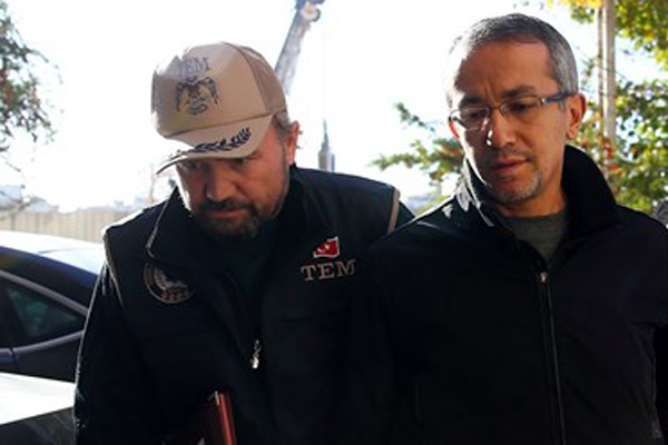 Eski savcı FETÖ üyeliği suçlamasıyla adliyeye götürüldü