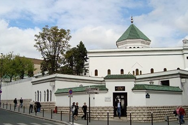 Fransa camileri denetlemek için yasayı değiştiriyor