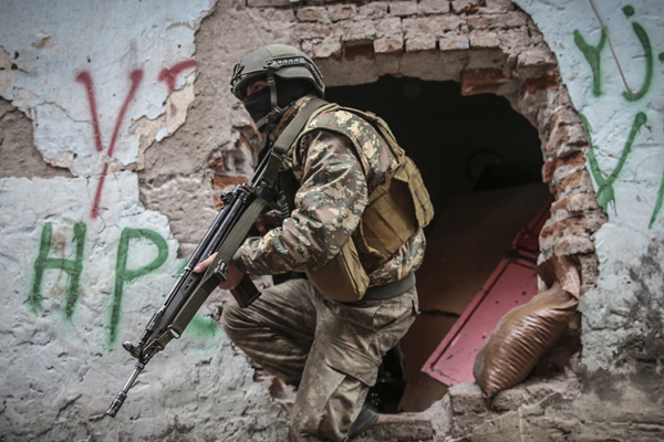 PKK’nın üst düzey yöneticilerine operasyon : Lice’de sokağa çıkma yasağı ilan edildi