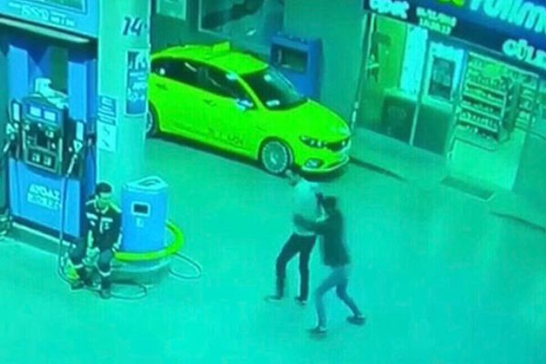 Akaryakıt istasyonunda adamı sırtında bıçakalayıp kaçtı
