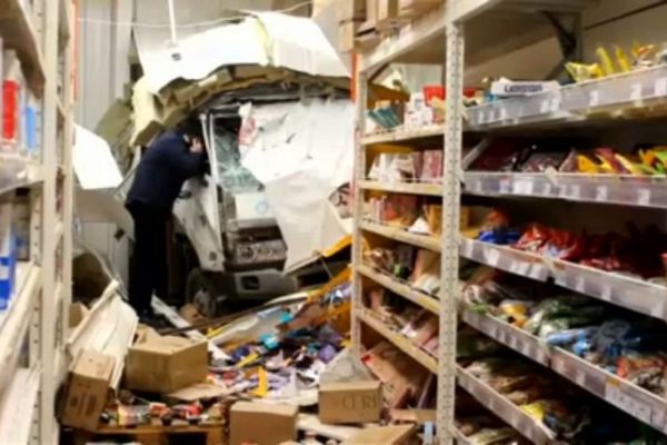 Rusya'da freni patladıktan sonra kontrolden çıkan kamyonet, süpermarkete girdi