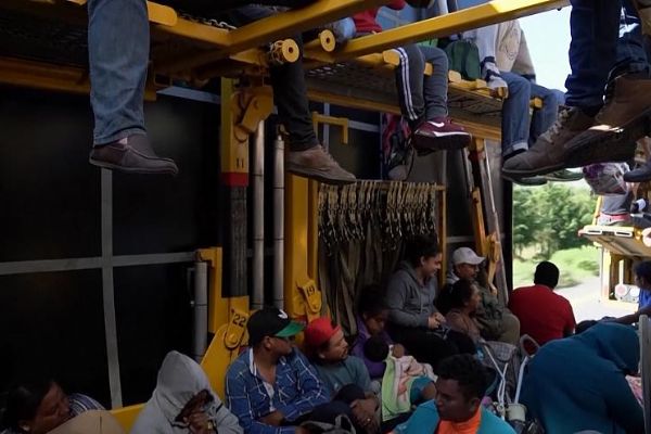 ABD'ye gitmeye çalışan göçmenlerin bir kısmı Meksiko City'ye ulaştı