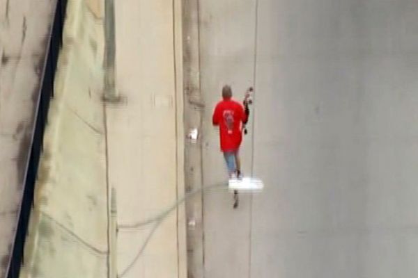 Amerika'da, suçlu polisten kay kayla kaçmaya çalıştı