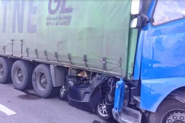 Otomobil  kamyon ve TIR'ın arasında ezildi