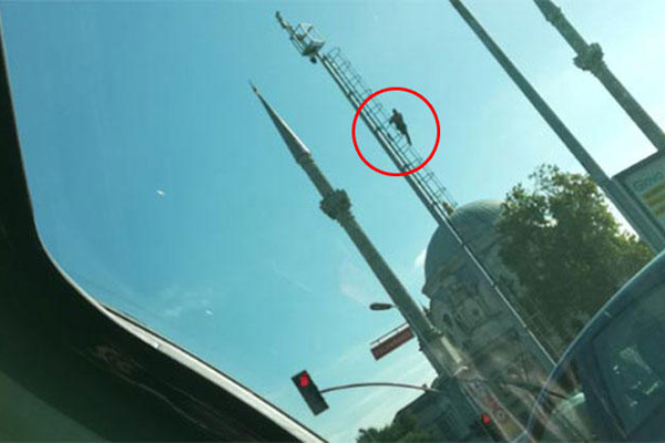 Dolmabahçe’de intihar teşebbüsü!