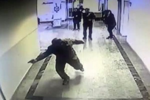 Öğrenci velisi öğretmene silahla saldırdı