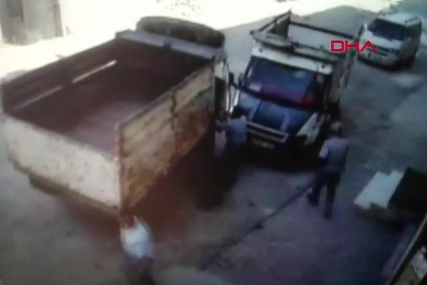 Çocuklar, kapısı açık kamyonetin el frenini indirdi, faciadan dönüldü
