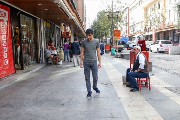 Habat Baran, görme engeline rağmen eğitimde gösterdiği azim takdir topluyor