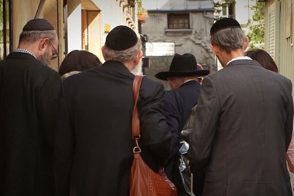 Avrupa'nın en büyük Yahudi topluluğunun yaşadığı Fransa'da antisemit saldırılar korku saçıyor