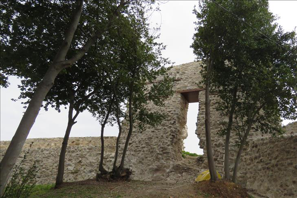 Ceneviz Kalesi'nin restorasyonu sürüyor