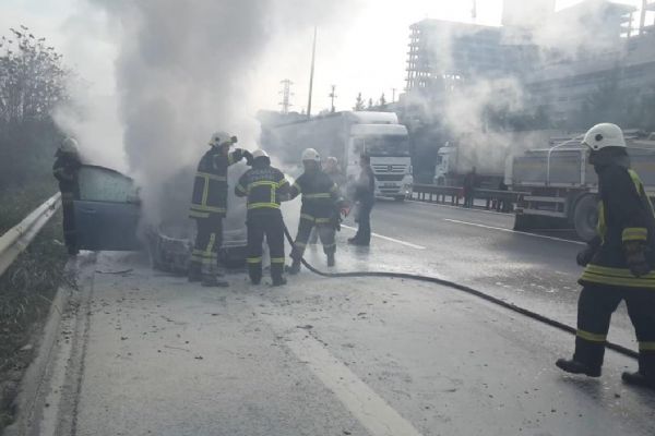 Yanan arabadan canını son anda kurtardı