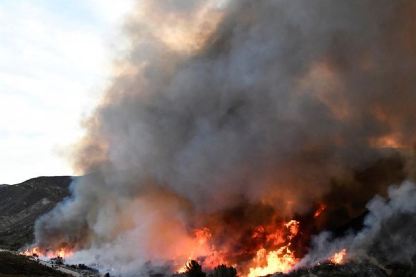 Kaliforniya'daki yangında bir kasaba alevler teslim oldu