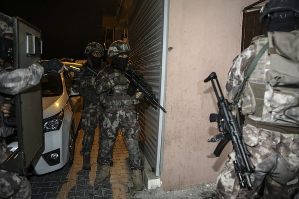 İzmir'de  hücre evine operasyon