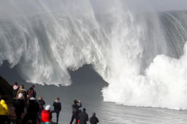 Portekiz Nazare'de dev dalgalarla sörf keyfi