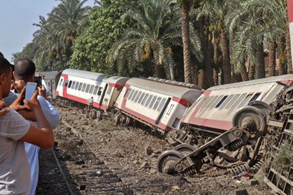 Kongo'da tren raydan çıktı: En az 40 ölü