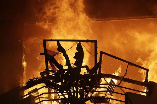 California tarihindeki en büyük orman yangınlarıyla boğuşuyor