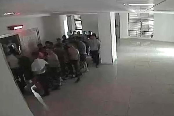 Darbecilerin 225 askeri rehin aldıkları anların görüntüleri