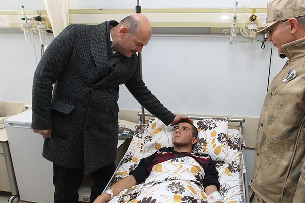 Bakan Soylu'dan yaralı askerlere ziyaret