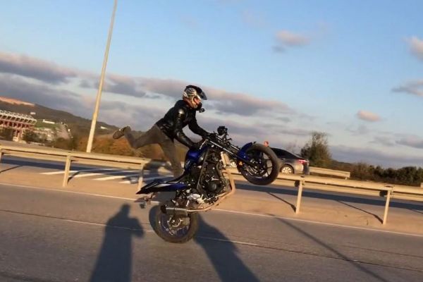 Motosiklet magandasının şovu kazayla bitti