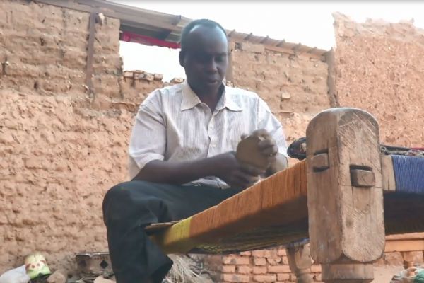 Görme ve işitme engelli, Hassan Khalil evini ayakkabı atölyesine çevirdi