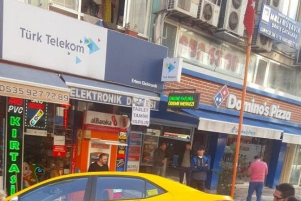 Taksi, bir otomobile çarptıktan sonra yayaların arasına girdi