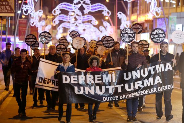 Düzce depreminde hayatını kaybedenler anıldı